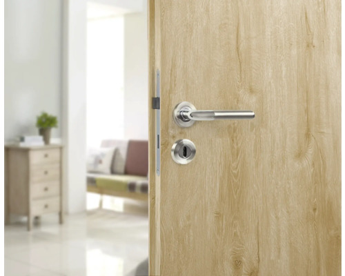 Porte intérieure ouverte avec poignée de porte argentée