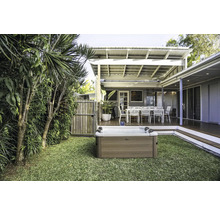 Jacuzzi dans le jardin avec terrasse et mobilier de jardin