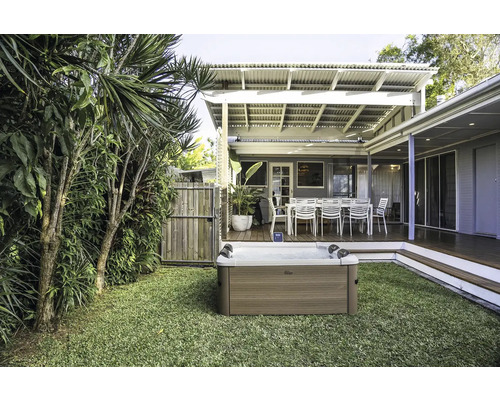 Jacuzzi dans le jardin avec terrasse et mobilier de jardin