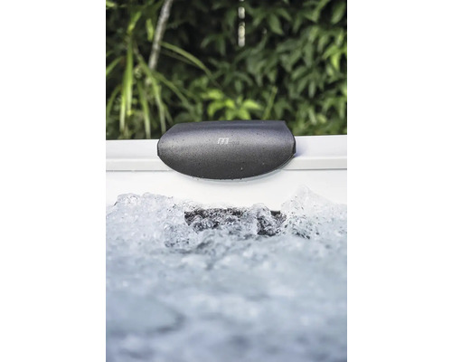 Gros plan d''un bain à remous avec couverture