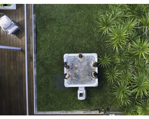 Vue de dessus : jardin avec bain à remous, pelouse et plantes décoratives