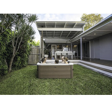 Scène avec un bain à remous dans le jardin où plusieurs personnes se détendent.