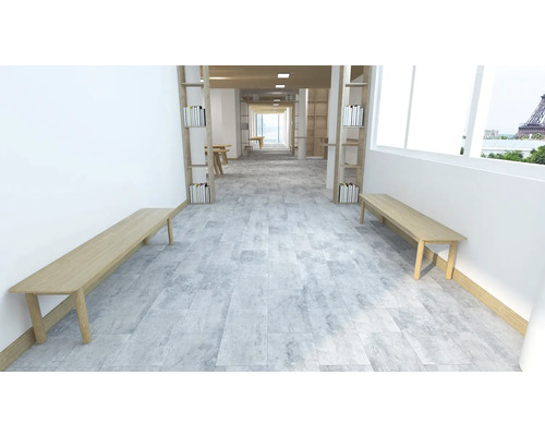 Pièce lumineuse avec bancs, bibliothèques et carrelage gris.