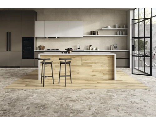 Cuisine moderne avec îlot de cuisine, tabourets de bar et sol carrelé aspect pierre