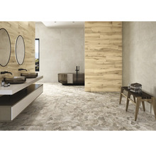 Salle de bain moderne avec baignoire, lavabo et carrelage au sol imitation marbre