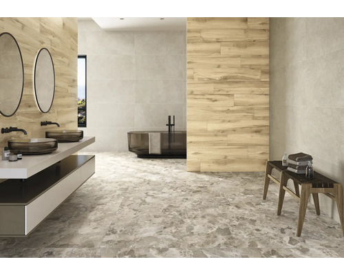 Salle de bain moderne avec baignoire, lavabo et carrelage au sol imitation marbre