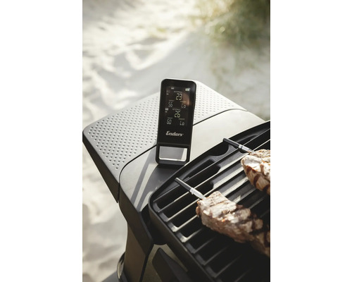 Logo Enders sur un thermomètre de grill à côté d'un gril avec de la viande.