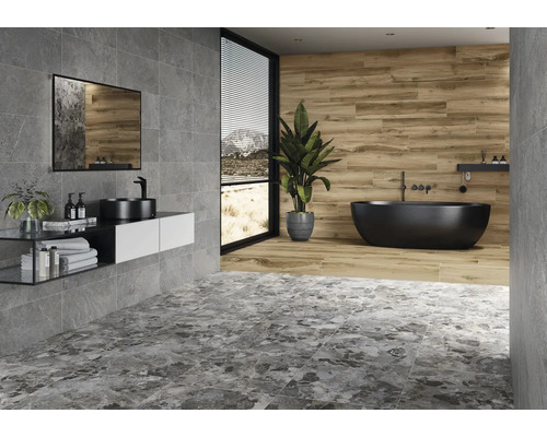 Salle de bain moderne avec carrelage gris, meuble-lavabo, miroir et baignoire îlot.