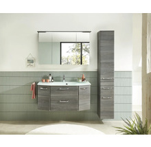 Badezimmer mit Waschtischunterschrank, Spiegelschrank und Hochschrank im Holzdekor