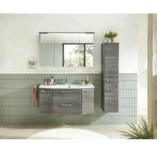 Badezimmer mit Waschbeckenunterschrank, Spiegelschrank und Hochschrank in Holzoptik