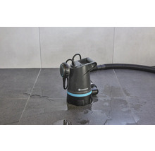 Pompe submersible pour eaux chargées Gardena avec tuyau sur sol carrelé