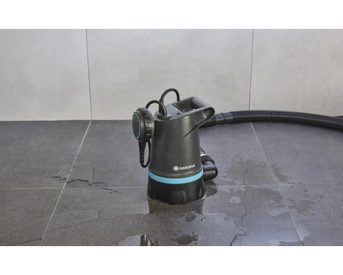 Pompe submersible pour eaux chargées Gardena avec tuyau sur sol carrelé