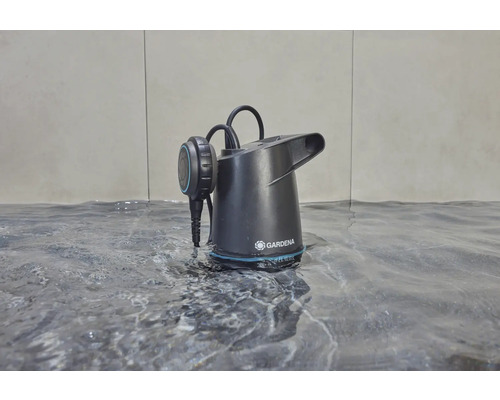 Pompe d''immersion pour eaux chargées Gardena dans l''eau