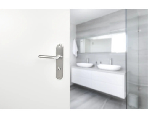 Geöffnete Tür mit Türgriff vor Badezimmer