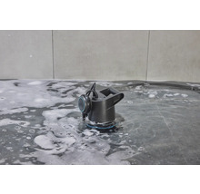Gardena Schmutzwasserpumpe im schmutzigen Wasser