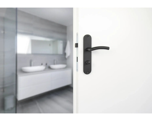 Tür mit schwarzem Türgriff und Blick in ein Badezimmer