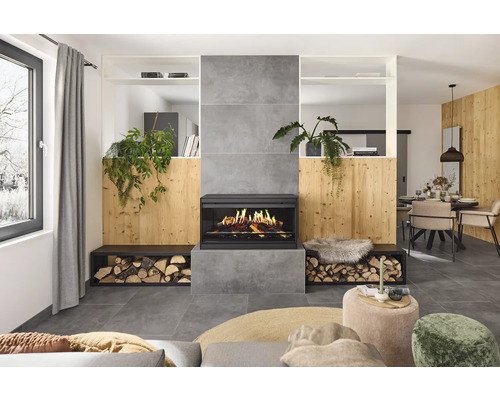 Wohnzimmer mit Kamin, Holzlagerung und Dekoration