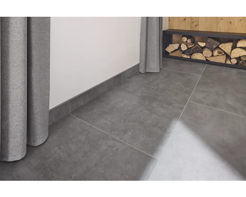 Modernes Interieur mit grauen Fliesen, Fußleisten und Holzlagerregal