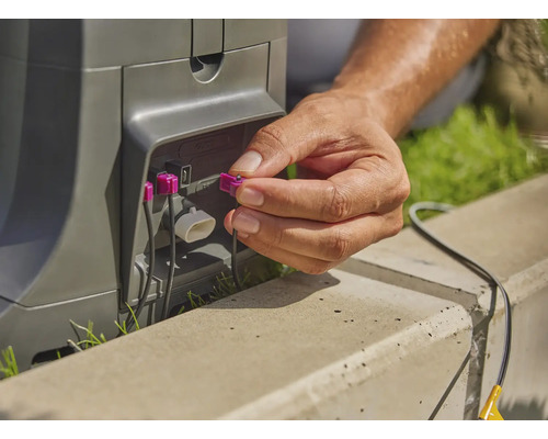 Anschließen von Kabeln an ein elektronisches Gerät für den Außenbereich