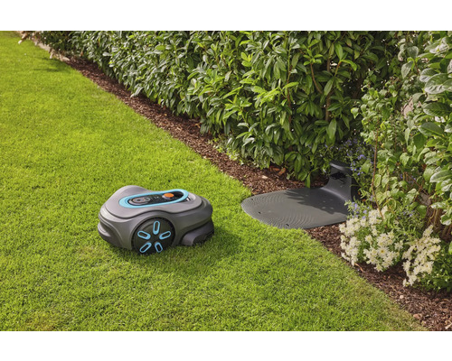 Rasenroboter mit Ladestation auf einer Rasenfläche