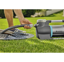 Pompe de jardin avec raccord de tuyau sur pelouse