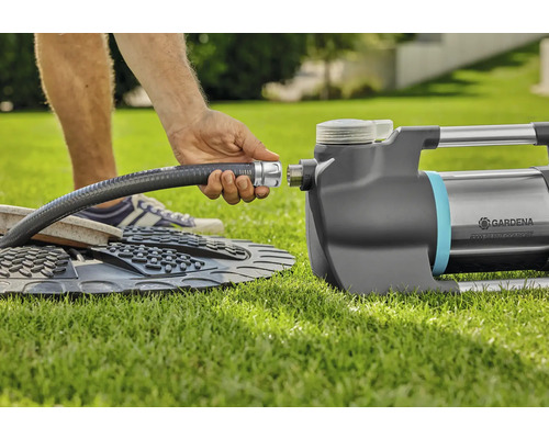 Pompe de jardin avec raccord de tuyau sur pelouse