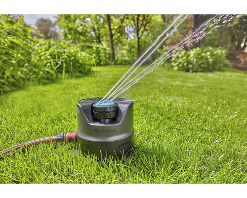 Gardena Vielflächenregner auf Rasen mit Wassersprühstrahlen