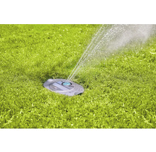 Arroseur de pelouse arrosant une pelouse