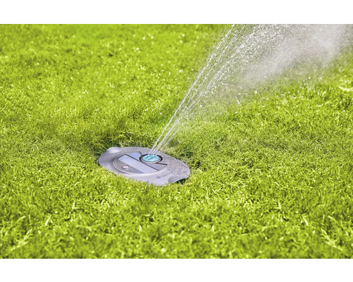 Arroseur de pelouse arrosant une pelouse