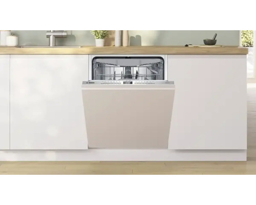 Lave-vaisselle intégré dans un agencement de cuisine avec porte ouverte.