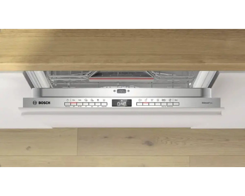 Lave-vaisselle ouvert avec éléments de commande et logo Bosch
