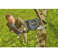 Mann schneidet Ast mit einer Gardena Astschere