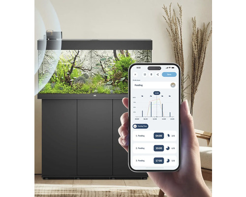 Aquarium mit Unterschrank und Hand mit Smartphone zur Futterplanung