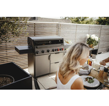 Gasgrill mit Seitenablage und Unterschrank auf einer Terrasse