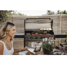 Szene mit einem Grill und Speisen im Freien