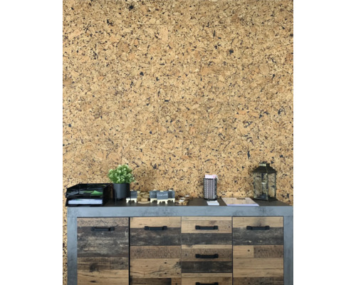 Wandgestaltung mit Korktapete hinter einem Sideboard mit Schubladen und Dekoration.