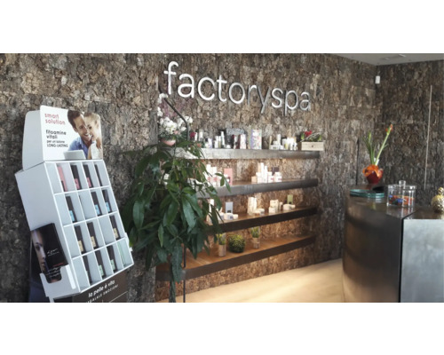 Innenansicht eines Kosmetikgeschäfts mit Regalen und Produkten