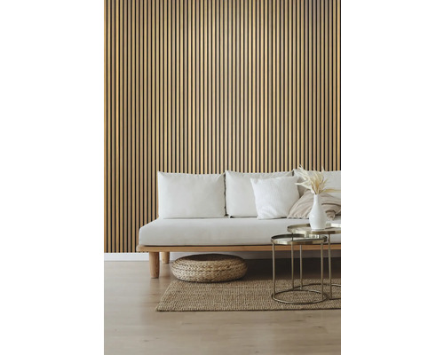 Wohnzimmer mit Holzlamellenwand, Sofa und Couchtischen