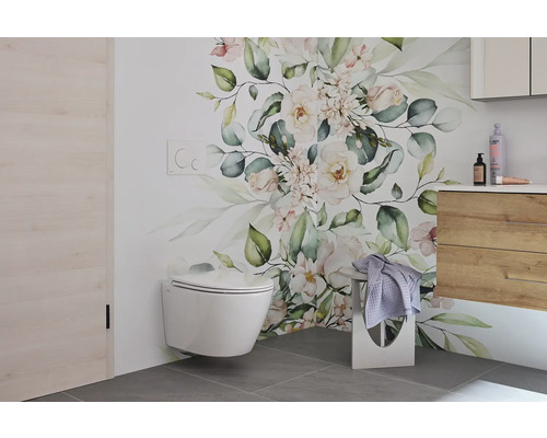 Helles Badezimmer mit Wand-WC, Waschtisch und floraler Tapete