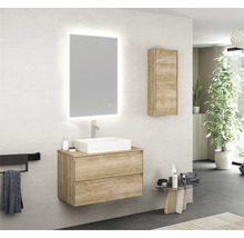 Modernes Badezimmer mit Waschtischunterschrank, Aufsatzwaschbecken, Spiegelschrank und Hängeschrank in Holzoptik für eine helle und organisierte Atmosphäre