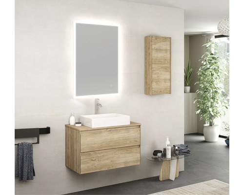Modernes Badezimmer mit Waschtischunterschrank, Aufsatzwaschbecken, Spiegelschrank und Hängeschrank in Holzoptik für eine helle und organisierte Atmosphäre