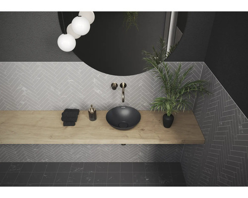 Salle de bains avec lavabo à poser, miroir, robinetterie et plan de travail en bois