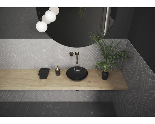 Salle de bains moderne avec lavabo à poser, plan de travail en bois et grand miroir