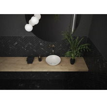 Salle de bains avec lavabo, plan de travail en bois et carreaux foncés