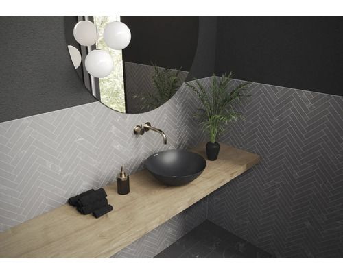 Modernes Badezimmer mit Waschbecken, Armatur, Spiegel und Wandfliesen in Fischgrätmuster