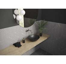 Salle de bains moderne avec lavabo, miroir et carrelage gris à chevrons