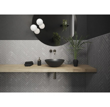 Salle de bain moderne avec lavabo, miroir, carrelage à chevrons et plan de travail en bois