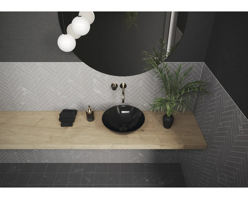 Salle de bain moderne avec lavabo à poser noir, plan de travail en bois et carrelage gris