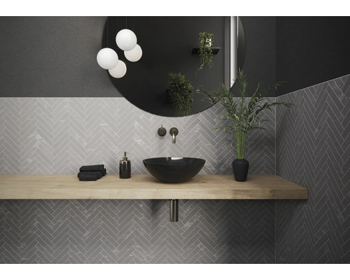 Salle de bains avec lavabo, miroir et carrelage gris à chevrons
