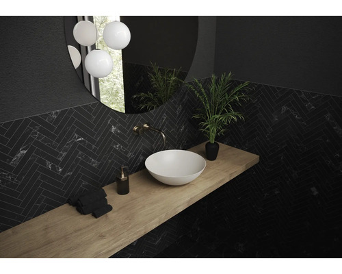Salle de bains avec motif à chevrons noir, vasque à poser et table en bois